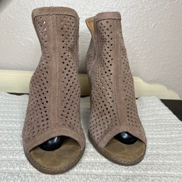 Lucky Brand Larise Beige Leather Ankle Block Heel Perforated Bootie Size 6M - Picture 2 of 9